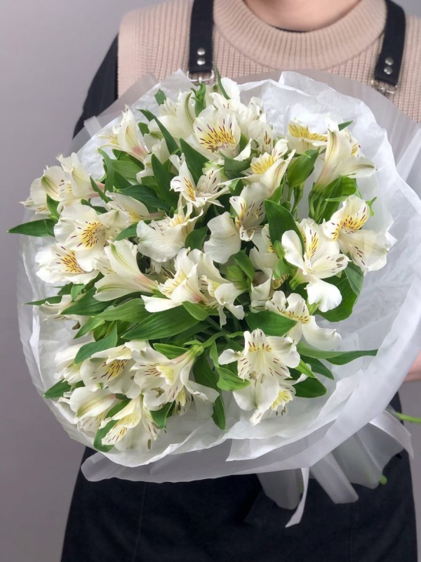 Buchet de 9 alstroemerias albe