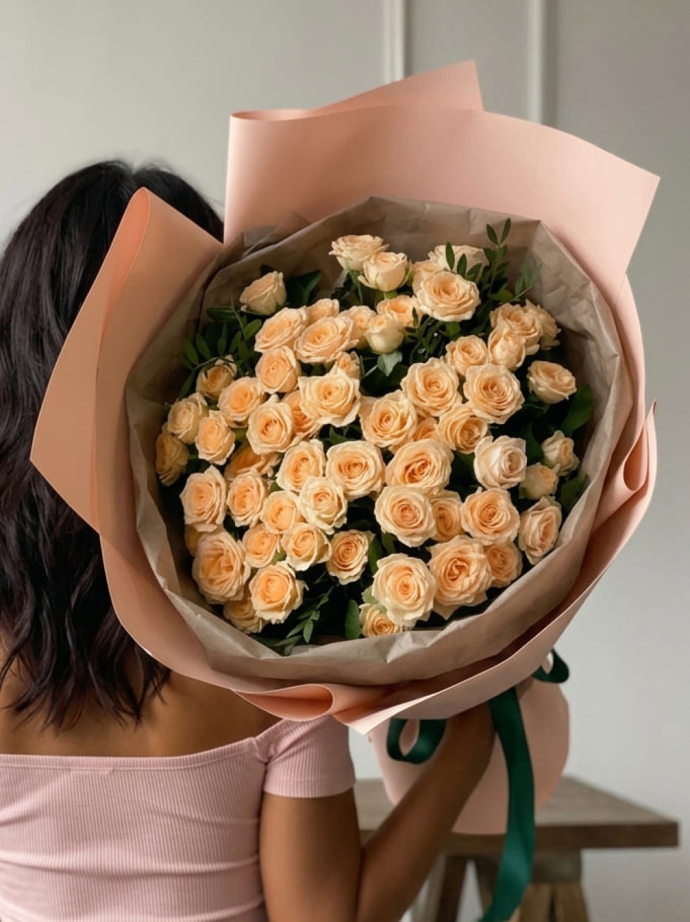 Buchet de 9 trandafiri spray crem cu verdeata
