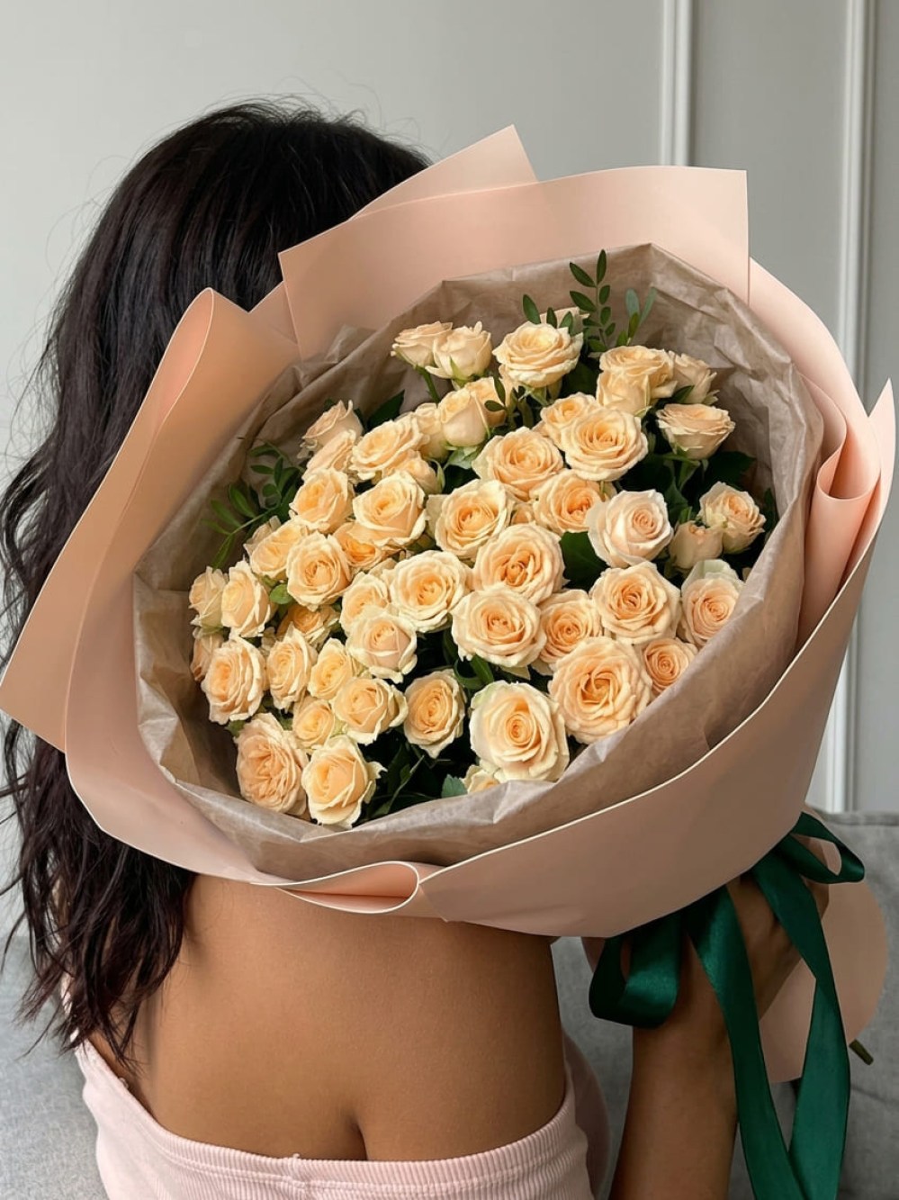 Buchet de 9 trandafiri spray crem cu verdeata