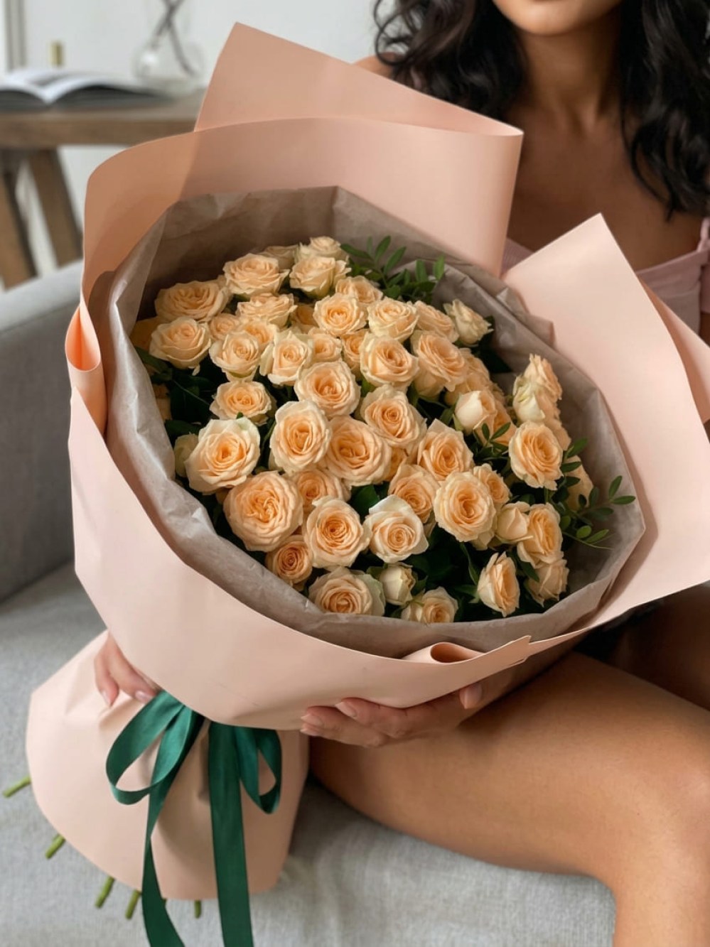 Buchet de 9 trandafiri spray crem cu verdeata