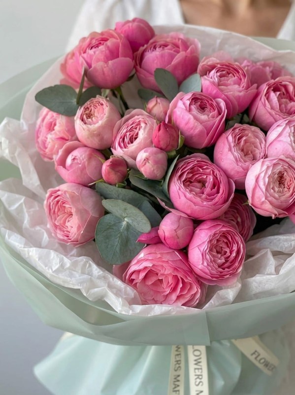 Buchet de 9 trandafiri spray roz Silva Pink cu eucalipt