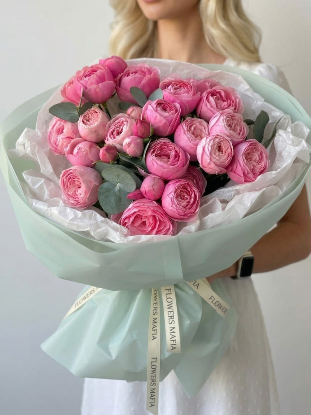 Buchet de 9 trandafiri spray roz Silva Pink cu eucalipt