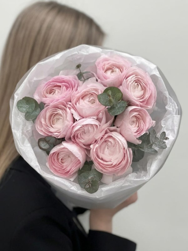 Buchet de 9 ranunculus roz cu eucalipt