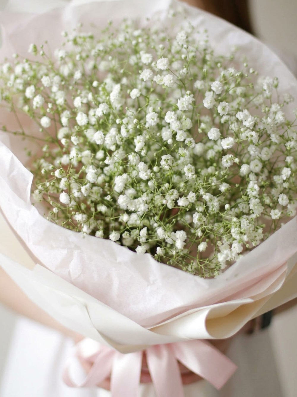 Mini buchet de gypsophila albă într-un design delicat