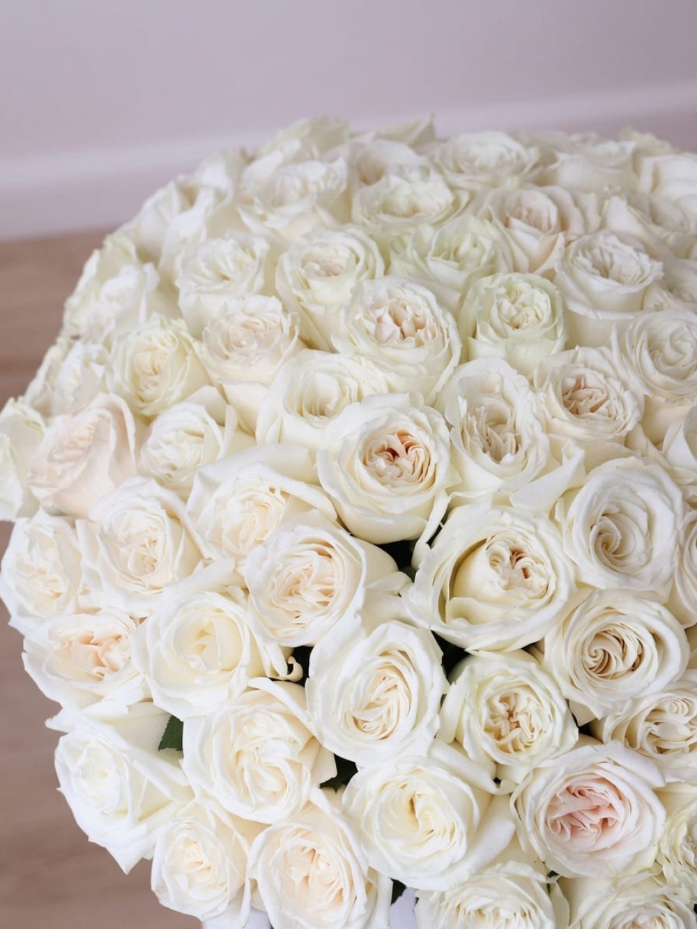 Bouquet of 101 garden roses White O'Hara tied with ribbon