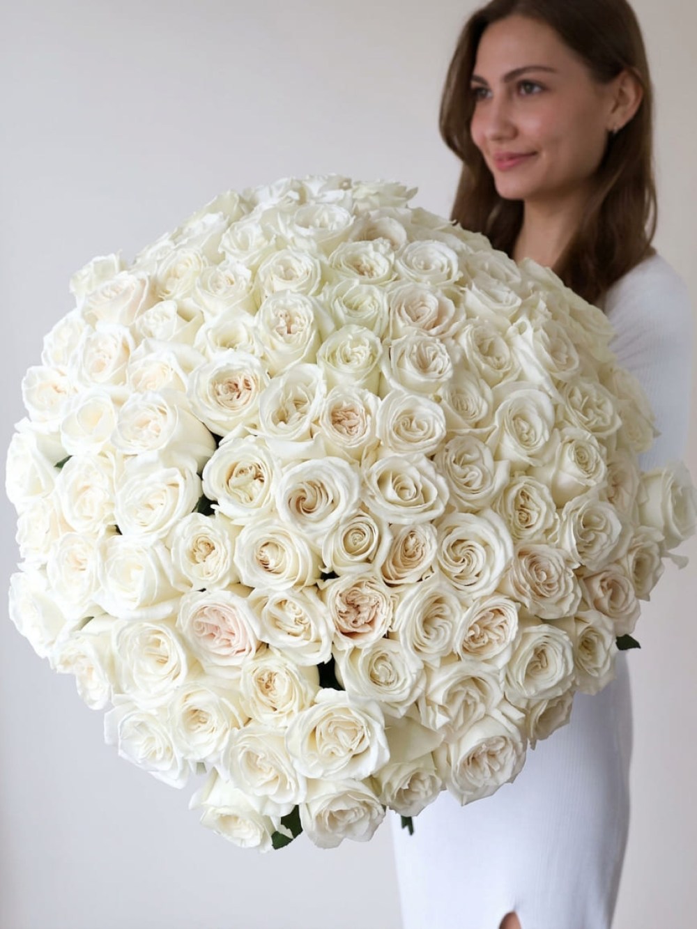 Bouquet of 101 garden roses White O'Hara tied with ribbon