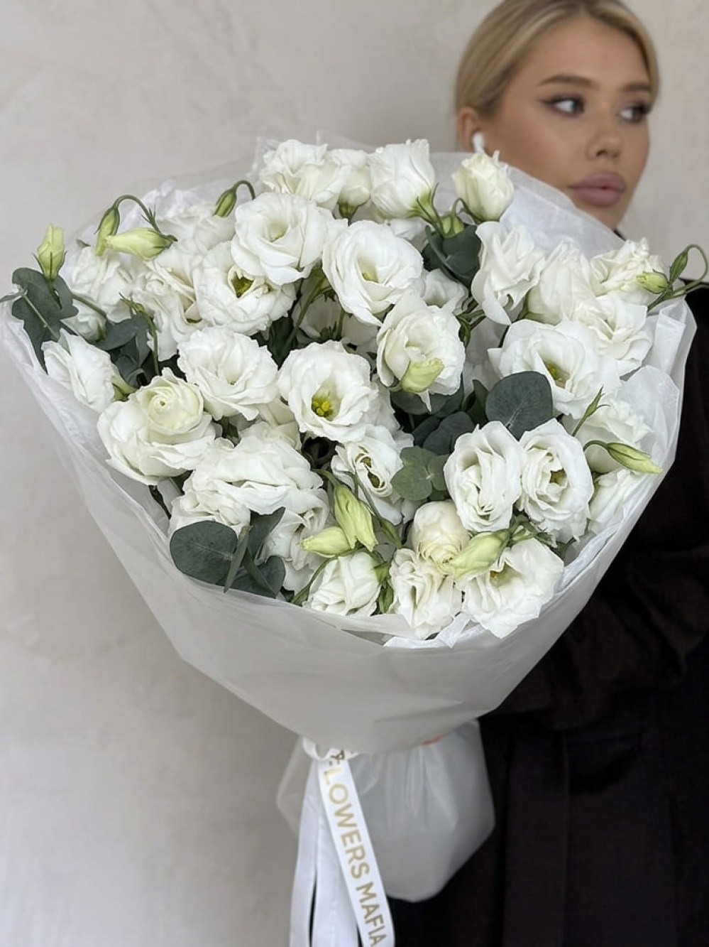 Buchet de 11 eustome albe în ambalaj alb