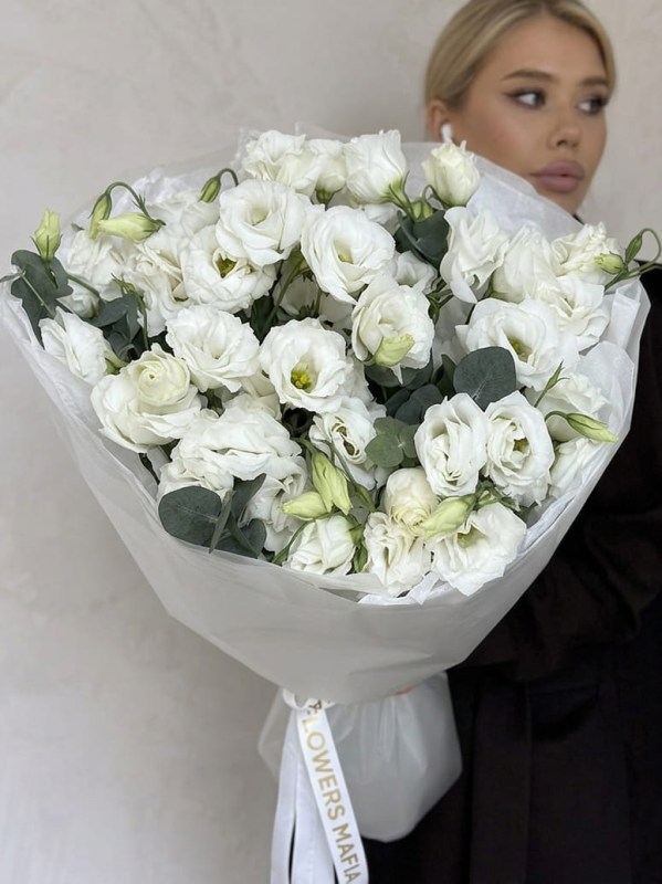 Buchet de 11 eustome albe în ambalaj alb