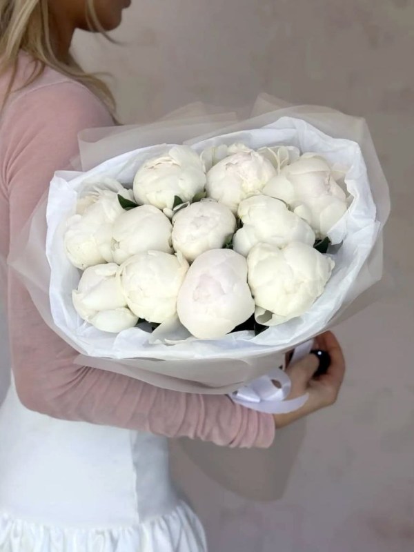 Buchet de 11 bujori albi în ambalaj deschis