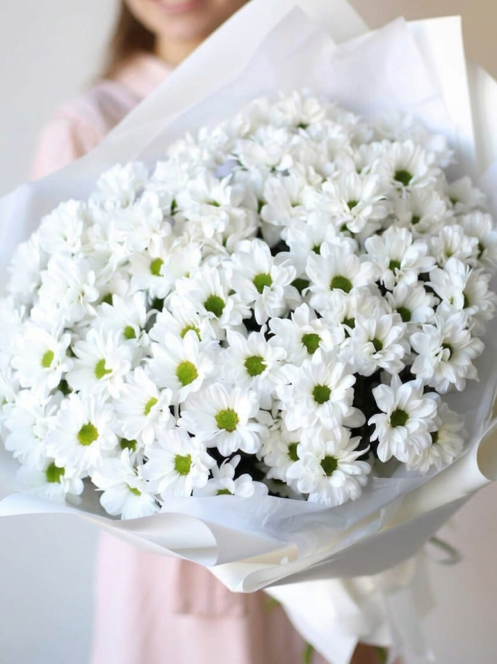 Bouquet of 11 white chamomile chrysanthemums in white packaging