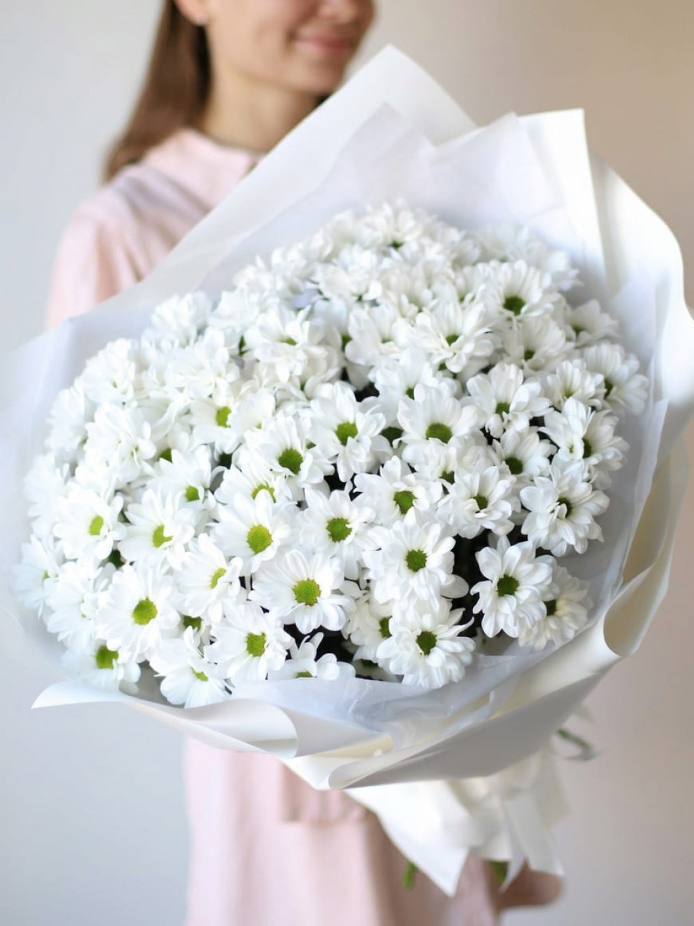 Bouquet of 11 white chamomile chrysanthemums in white packaging