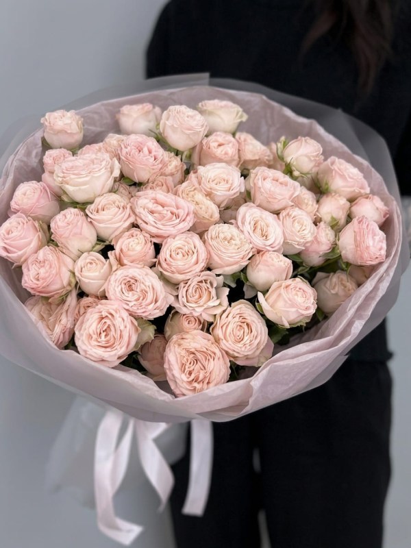 Buchet de 11 trandafiri tip bujor spray Madame Bombastic