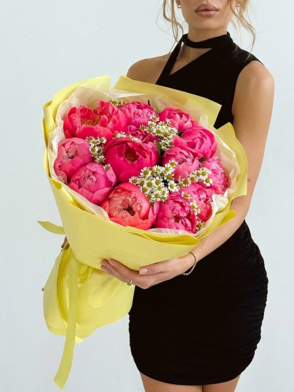 Buchet de 13 bujori corali cu tanacetum