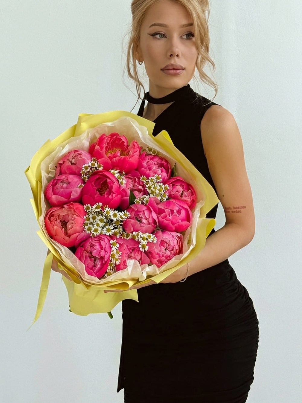 Buchet de 13 bujori corali cu tanacetum