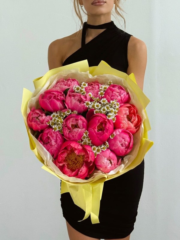 Buchet de 13 bujori corali cu tanacetum