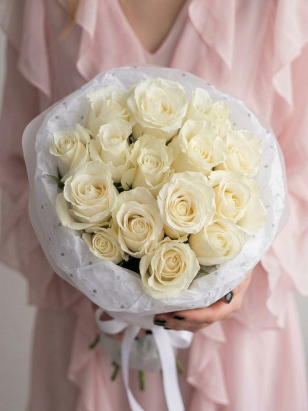 Букет из 15 белых кенийских роз «White Silk»