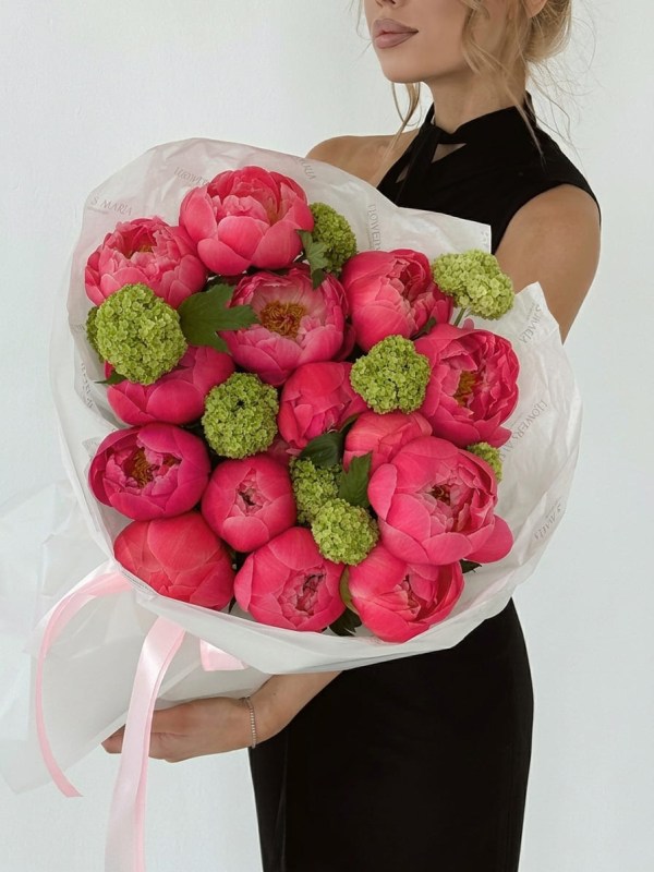 Buchet de 15 bujori corali cu viburnum