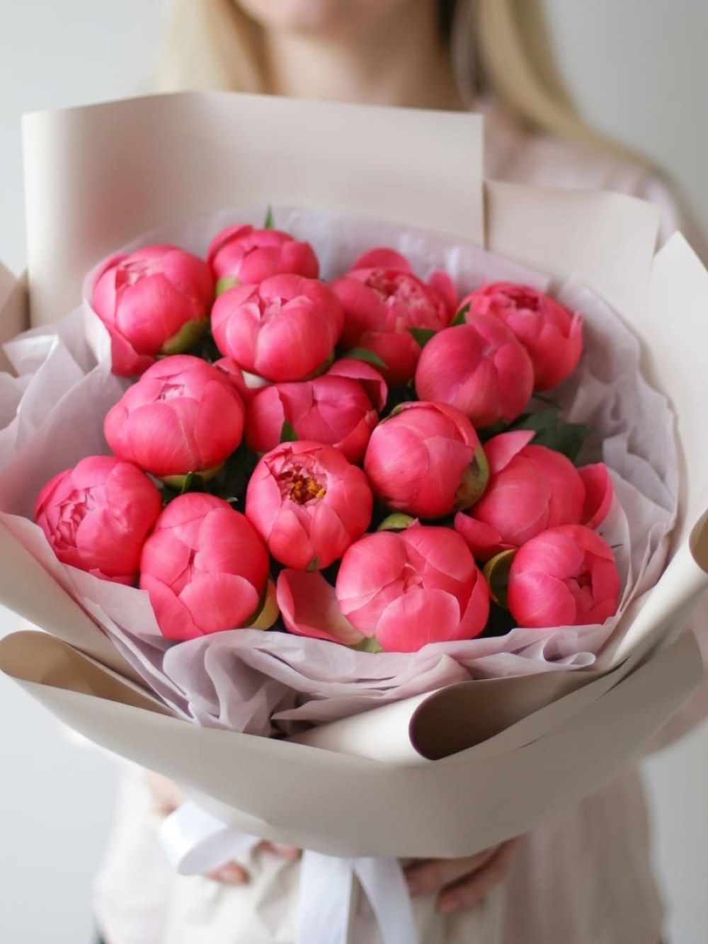 Buchet de 15 bujori corali în ambalaj deschis