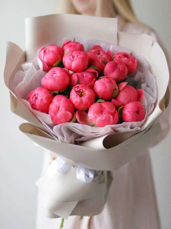 Buchet de 15 bujori corali în ambalaj deschis