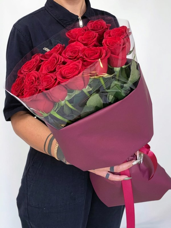 Buchet de 15 trandafiri roșii în ambalaj de designer