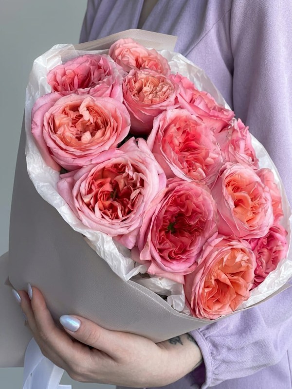 Букет из 15 пионовидных роз Pink Expression в светлой упаковке