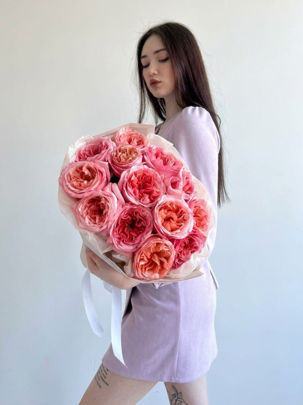 Букет из 15 пионовидных роз Pink Expression в светлой упаковке