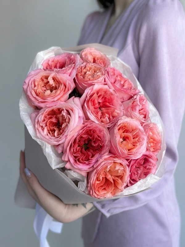 Buchet din 15 trandafiri tip bujor Pink Expression în ambalaj deschis