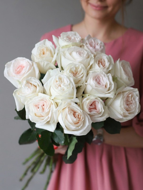 Buchet de 15 trandafiri tip bujor White O'Hara