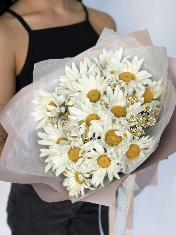 Buchet din 15 margarete si 5 ramuri de tanacetum