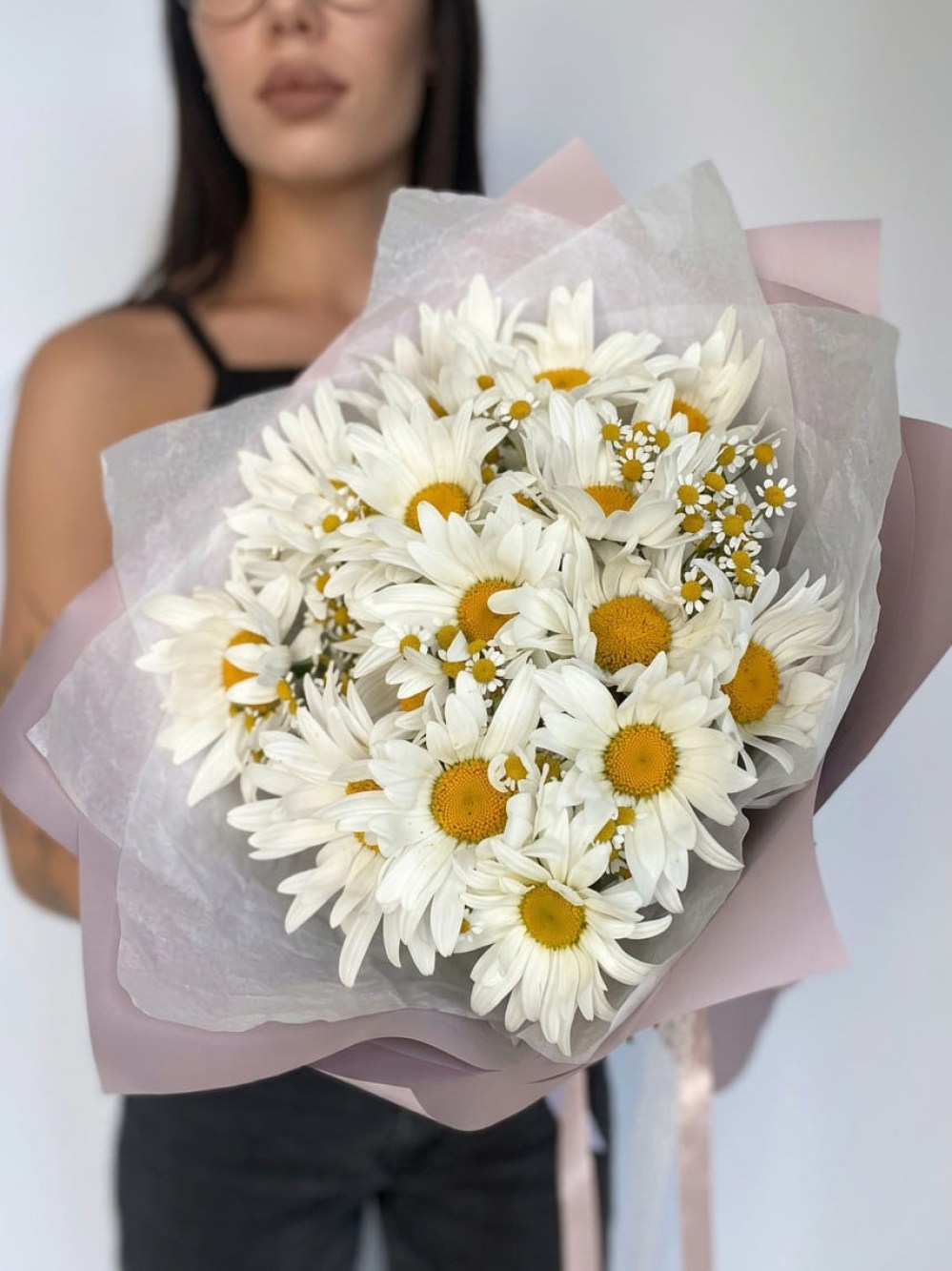 Buchet din 15 margarete si 5 ramuri de tanacetum