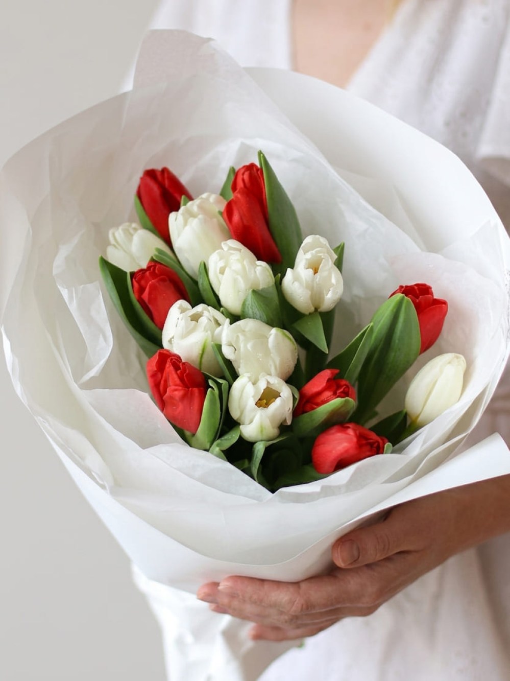 Buchet de 15 lalele amestec rosu si alb