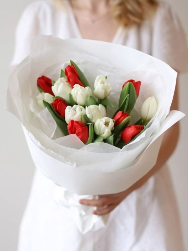 Buchet de 15 lalele amestec rosu si alb