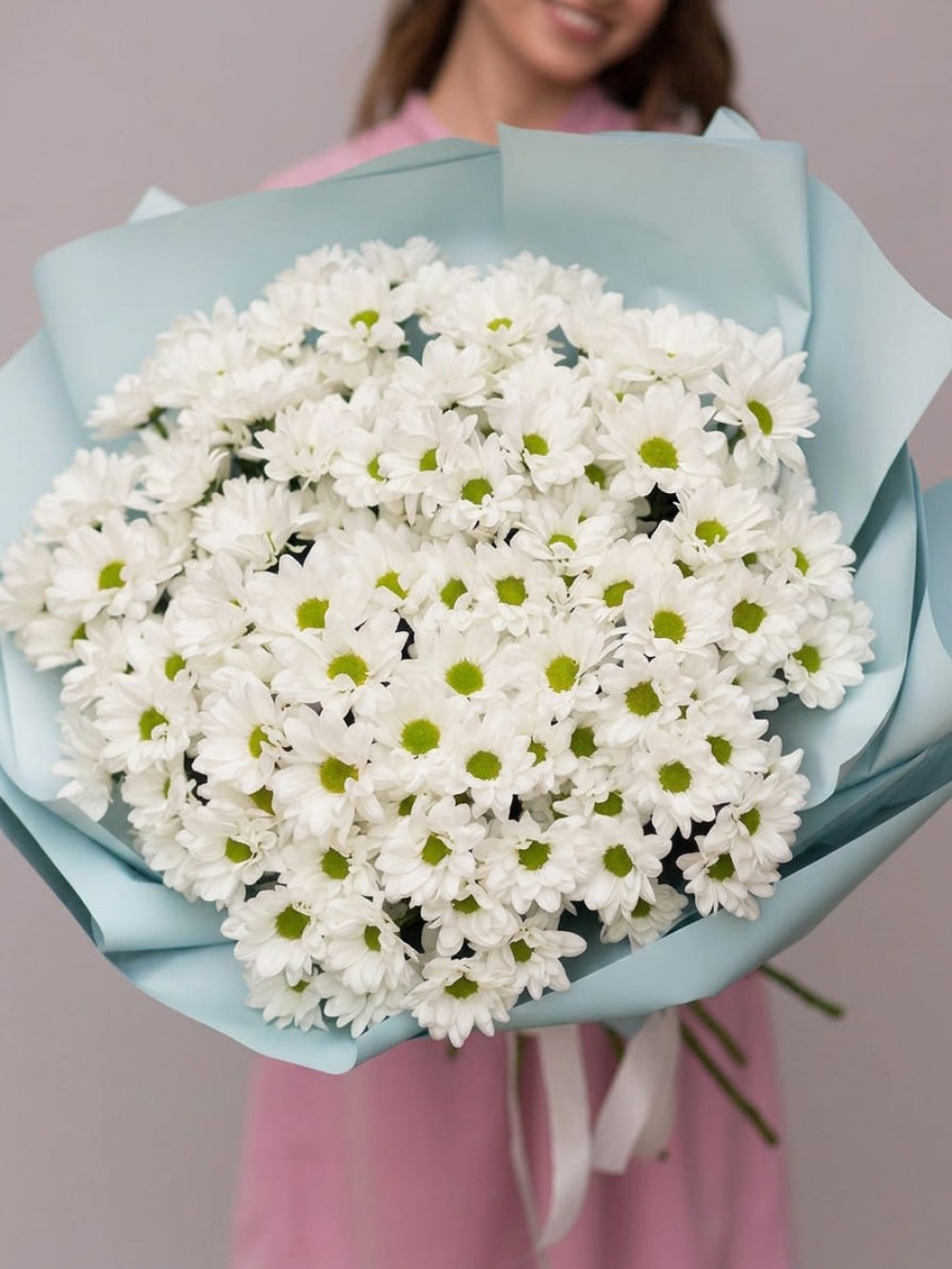 Bouquet of 15 branches of chamomile chrysanthemum in blue packaging