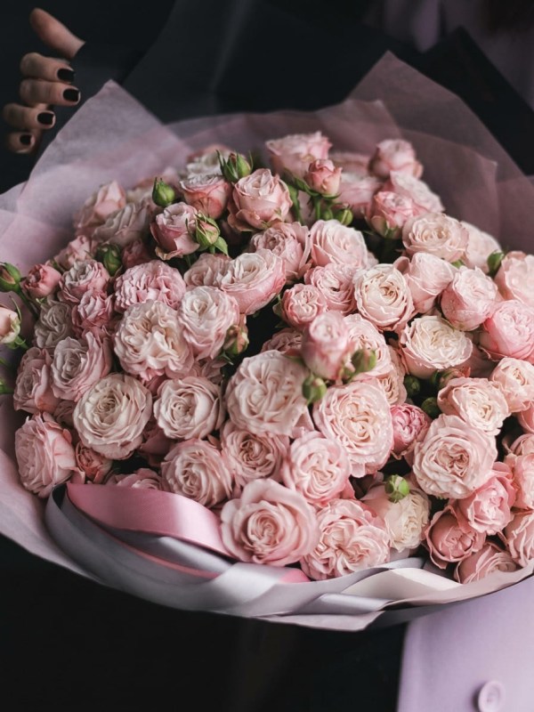 Buchet din 17 ramuri de trandafir Lady Bombastic