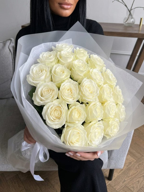 Buchet de 25 de trandafiri albi în ambalaj deschis