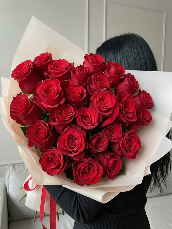 Buchet de 25 de trandafiri roșii în ambalaj deschis