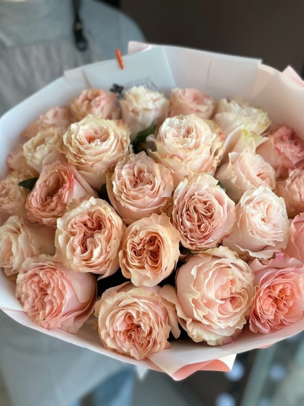 Bouquet of 25 Crown Princess garden roses