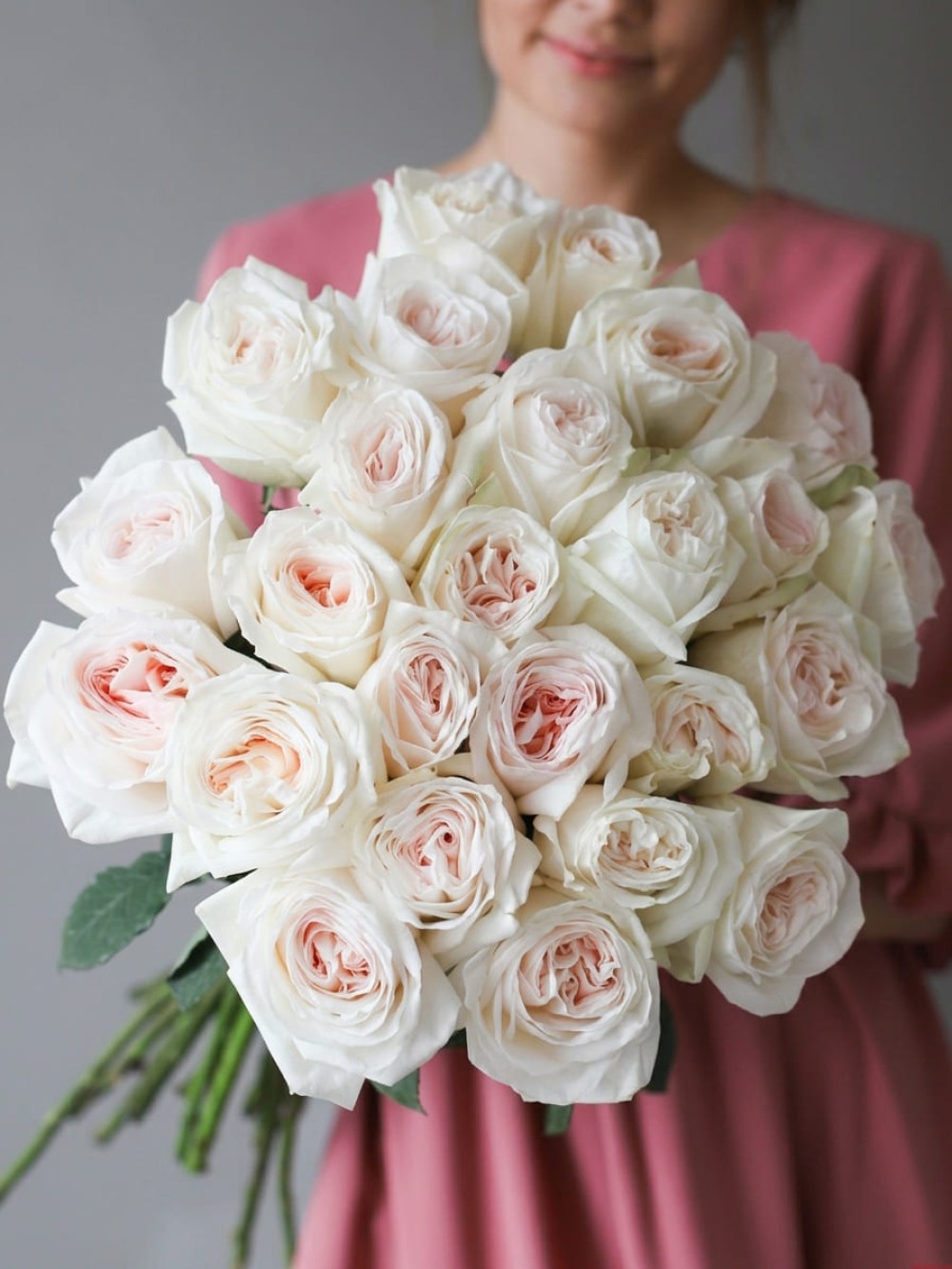 Buchet de 25 de trandafiri tip bujor White O'Hara