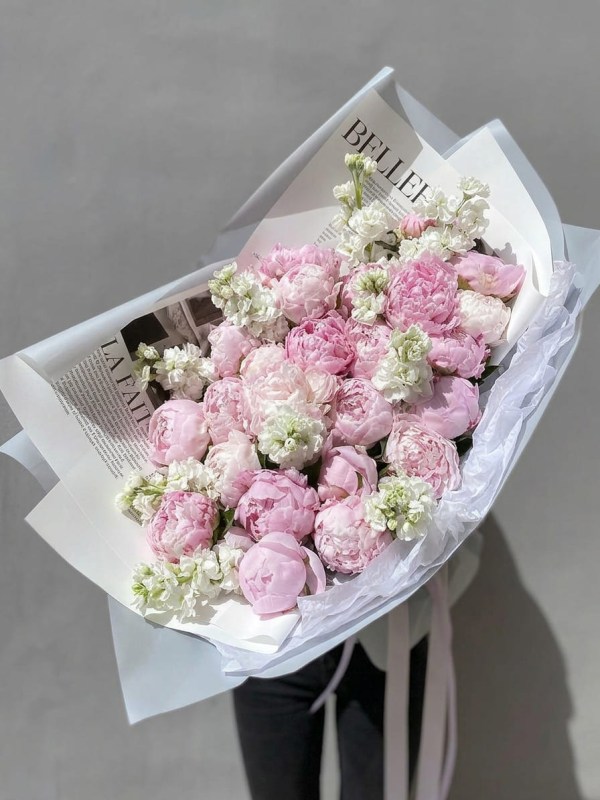 Buchet de 25 de bujori roz cu matthiola alba