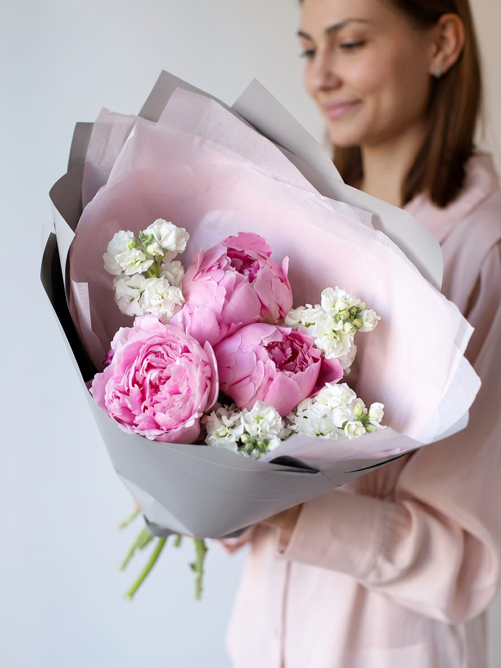 Buchet de 3 bujori roz cu matthiola alba