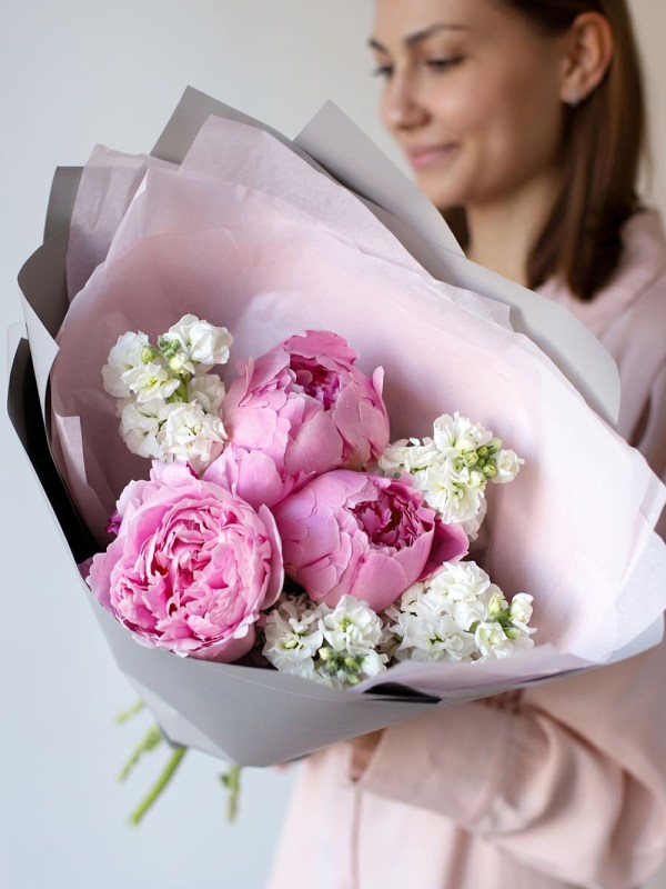 Buchet de 3 bujori roz cu matthiola alba