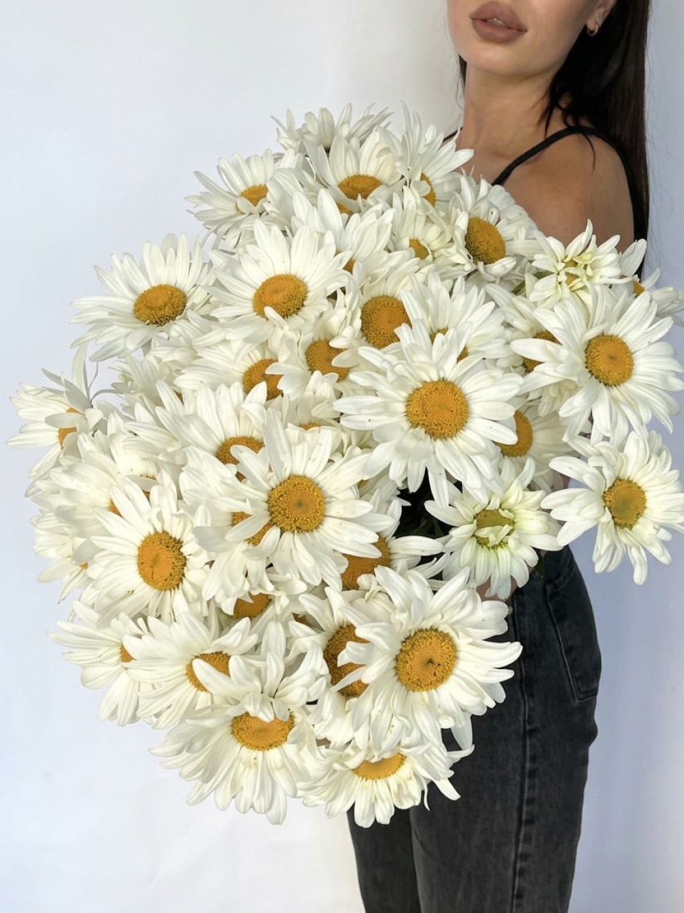 Buchet de 35 de margarete de grădină legat cu panglică