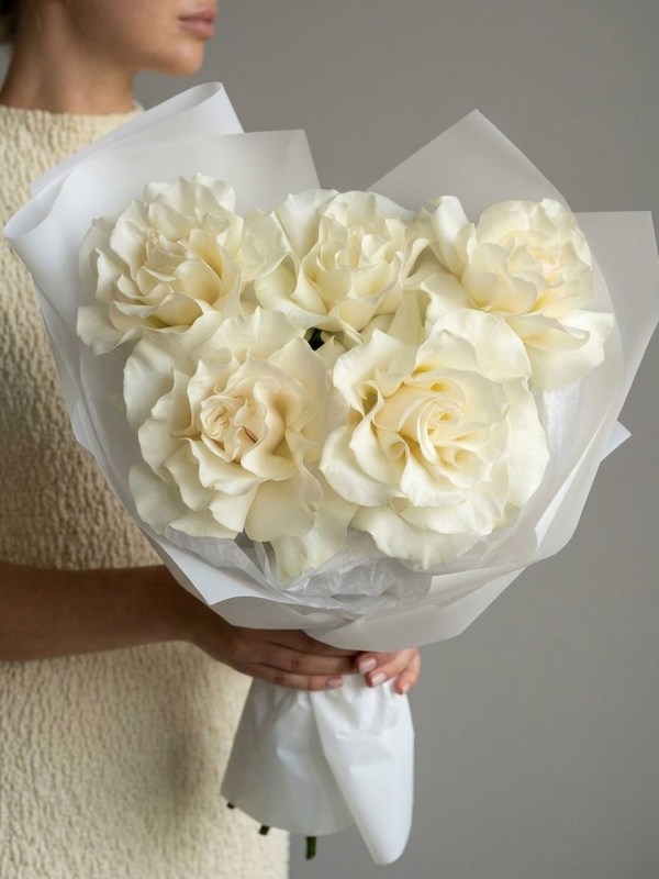 Buchet de 5 trandafiri albi francezi cu petale deschise