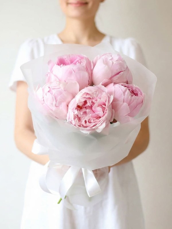 Buchet de 5 bujori roz moale