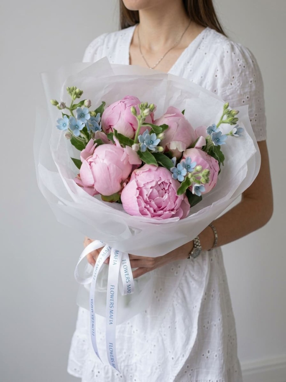Buchet de bujori Sarah Bernhardt cu oxipetalum