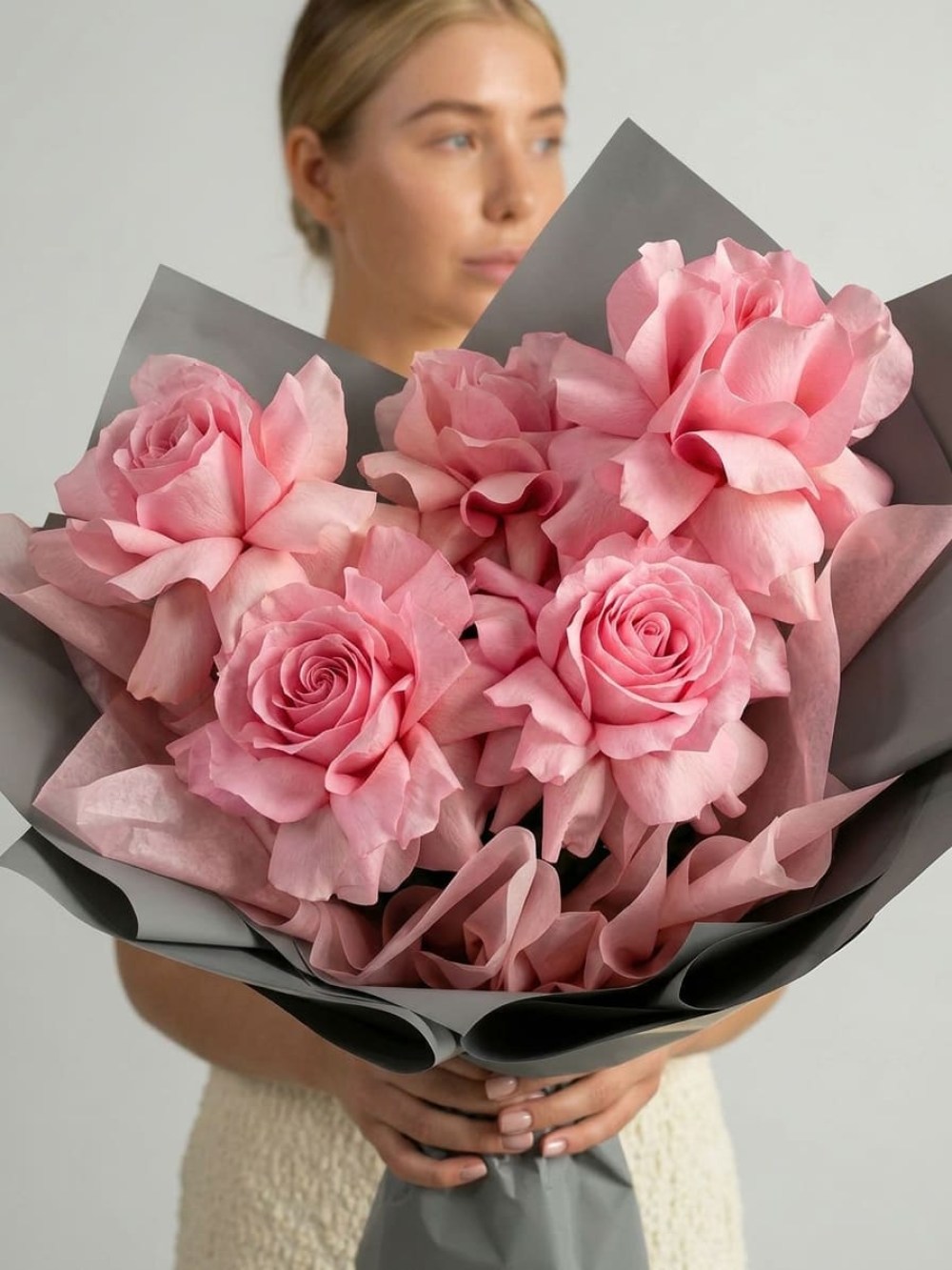 Buchet de 5 trandafiri roz francezi în ambalaj de grafit