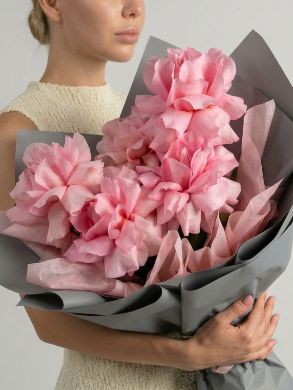 Buchet de 5 trandafiri roz francezi în ambalaj de grafit