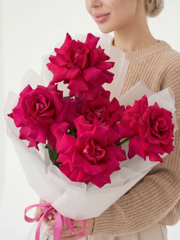 Buchet de 5 trandafiri francezi purpuri
