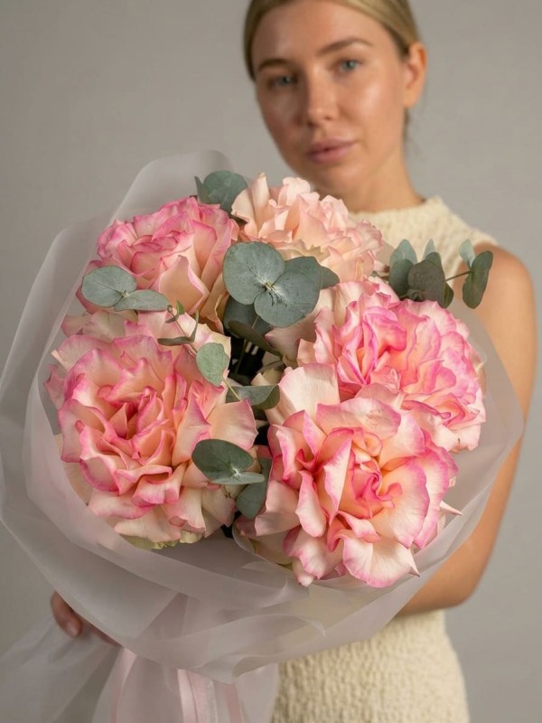 Buchet de 5 trandafiri roz francezi cu petale deschise cu eucalipt