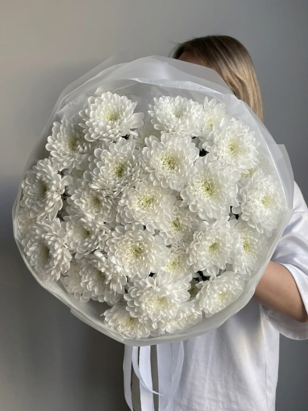 Buchet de 7 crizanteme albe Altai în ambalaj deschis